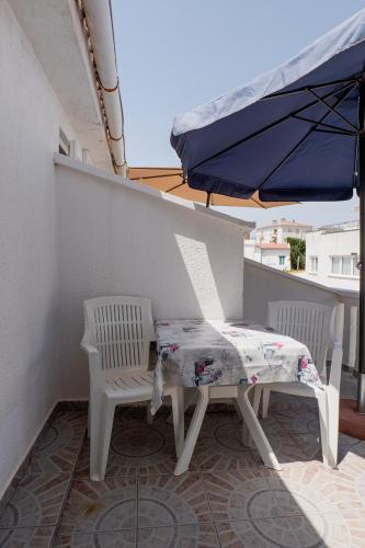 One-Bedroom Apartment image 3
