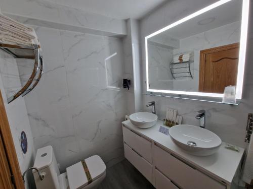 Quadruple Room with Private Bathroom image 5