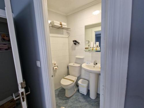 Twin Room with Bathroom image 10