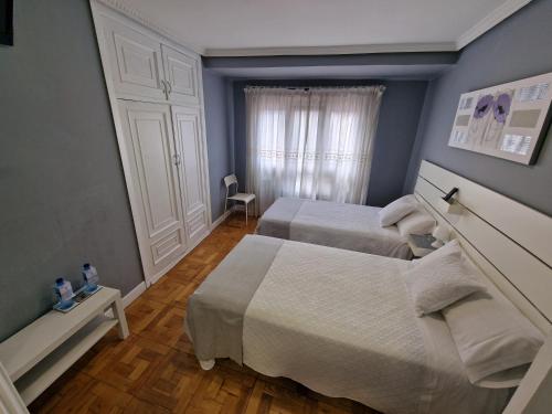 Twin Room with Bathroom image 6
