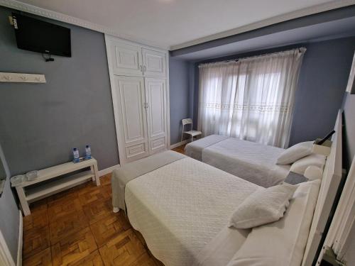 Twin Room with Bathroom image 9