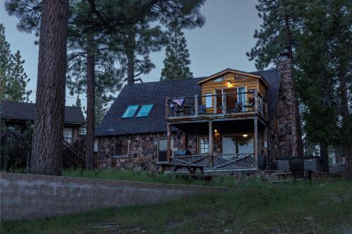 LAKEFRONT RACCOONS NEST - On the Lake in Big Bear Lake, USA