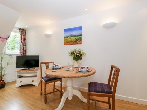 Painter's Cottage - image 13