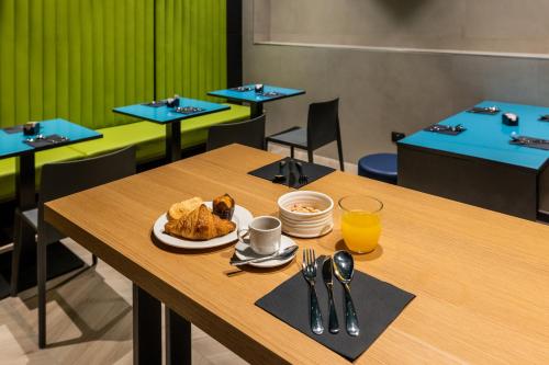 Smart Hotel Central - image 11