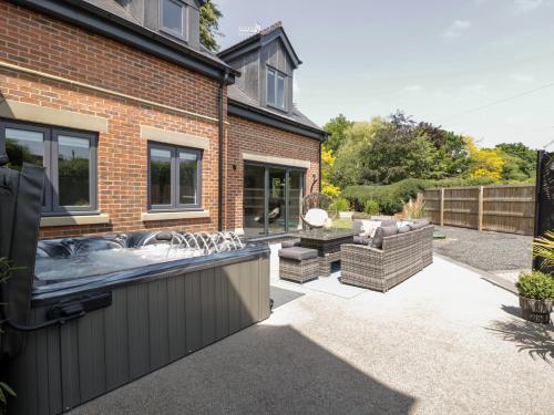 ทัศนียภาพภายนอกโรงแรม, Thornbury in เกรทมาลเวิร์น