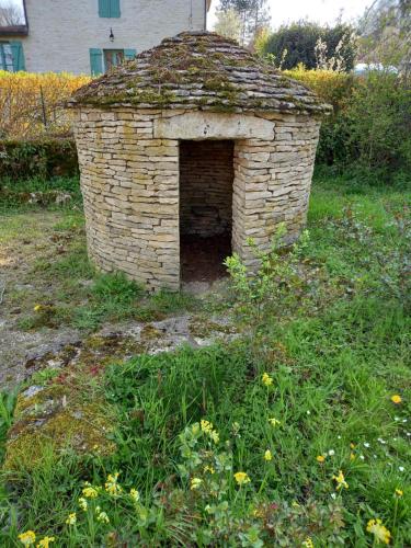 Maison studio village médiéval (Maison studio village medieval) in ปูยี-ออง-โอซัว