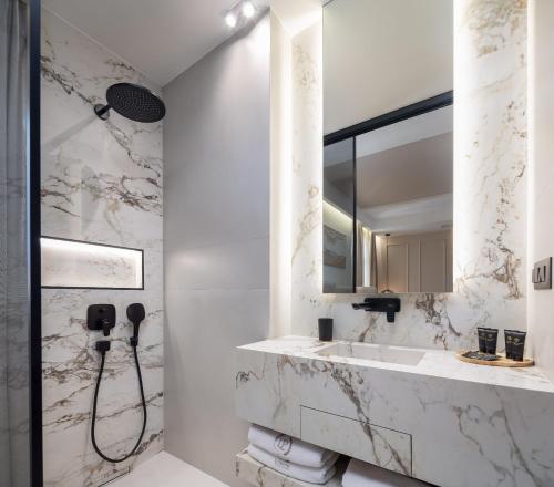 Double or Twin Room image 9
