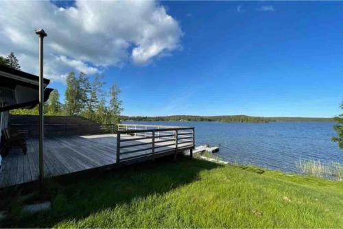 . 3 bedroom lakehouse with private bridge and garden