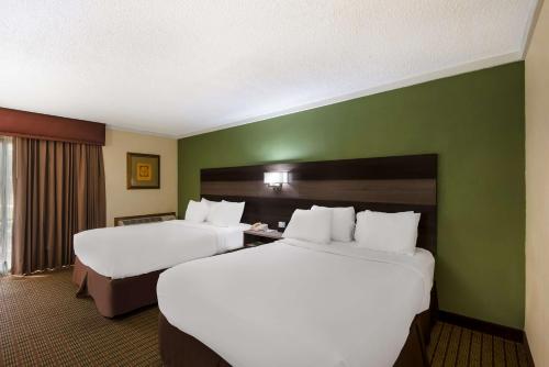2 queen beds