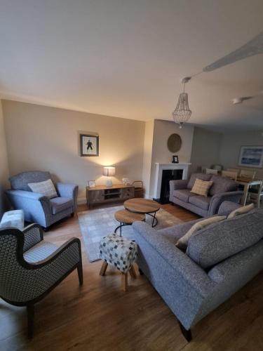 . 4 Castle Court
