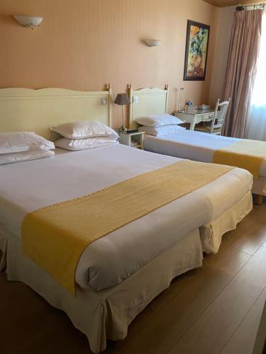 1 double bed, 1 twin bed
