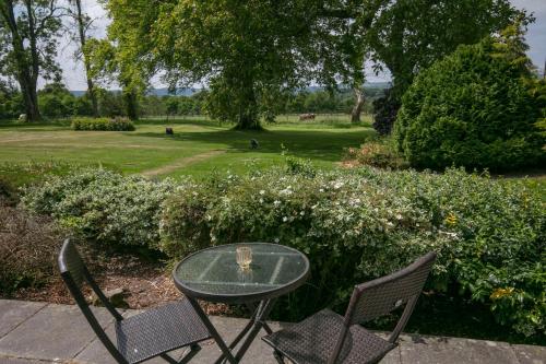 OYO Dryfesdale Hotel - image 2