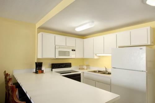 Days Inn by Wyndham Cocoa Beach Port Canaveral - image 13