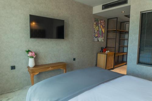 Hotel Zebra - image 12