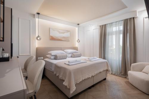 Deluxe Double Room with Balcony image 10