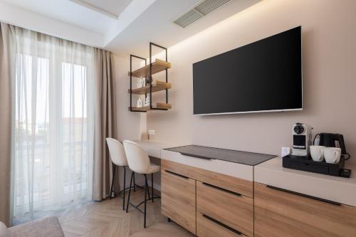 Double Room with Balcony image 10