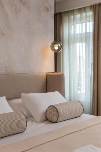 Double Room with Balcony image 7