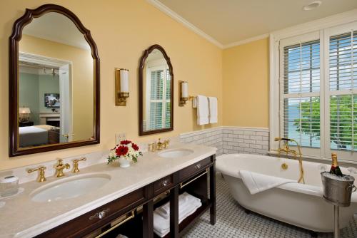 The Otesaga Resort Hotel - 화장실