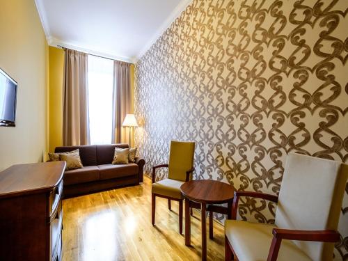 Alexander Room Type - Family Suite with Square View