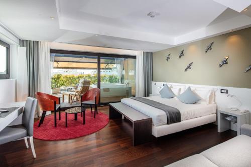 Deluxe Suite with Spa Bath