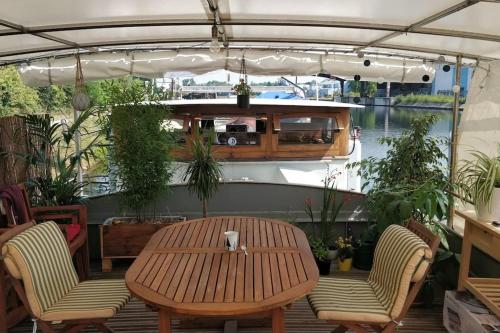 Captain's cabin: Cosy flat on a house boat - Hôtel - Strasbourg