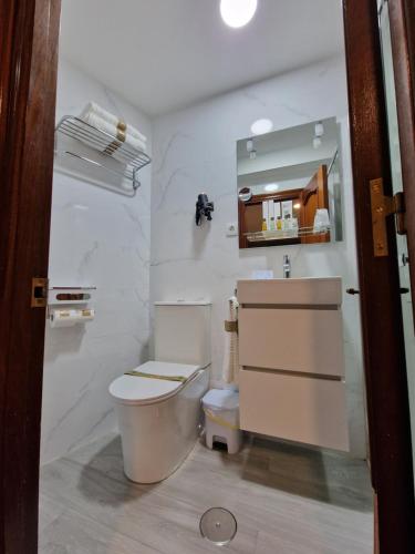 Twin Room with Bathroom image 4
