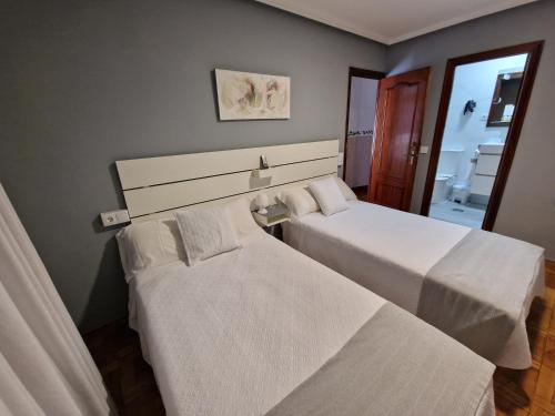 Twin Room with Bathroom image 5