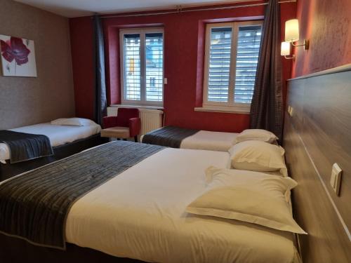 1 queen bed, 2 twin beds
