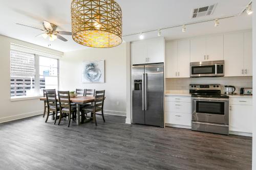 Spacious 4BR Luxury Condo Steps to French Quarter - 주방