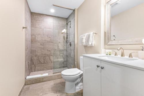 Spacious 4BR Luxury Condo Steps to French Quarter - 화장실
