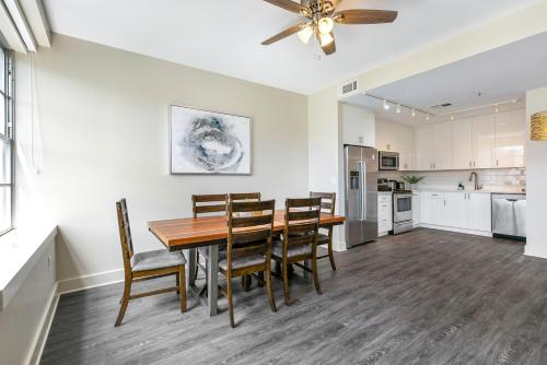 Spacious 4BR Luxury Condo Steps to French Quarter - 편의 시설/서비스