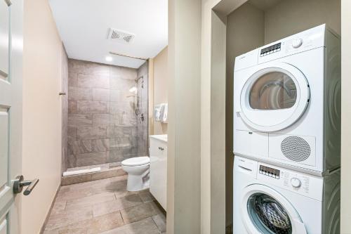 Spacious 4BR Luxury Condo Steps to French Quarter - 화장실