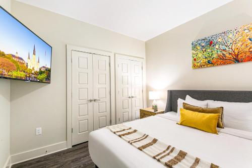 Spacious 4BR Luxury Condo Steps to French Quarter