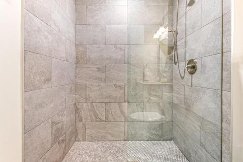 Spacious 4BR Luxury Condo Steps to French Quarter - 샤워실