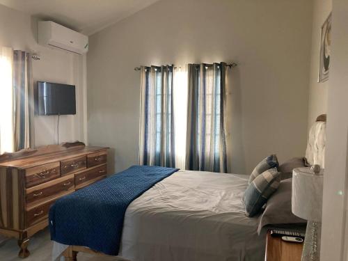 Sleeps 4 with Free Parking 15-min to Beach in Discovery Bay
