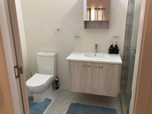 Salle de bain, Sleeps 4 with Free Parking 15-min to Beach in Discovery Bay