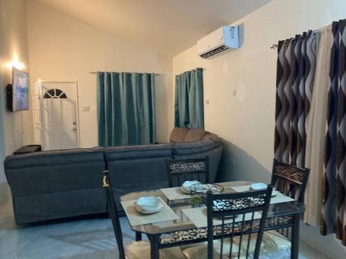 Équipements, Sleeps 4 with Free Parking 15-min to Beach in Discovery Bay