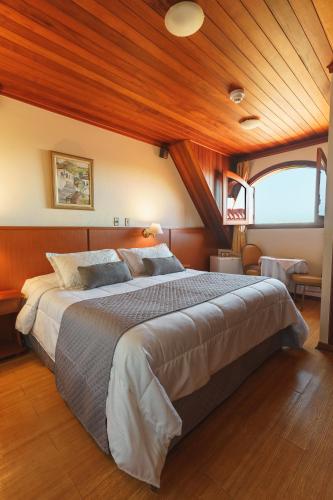 Standard Double Room image 8