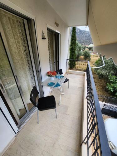 주변 환경, Queen Aspri apartment 3' min to the beach! in 안티키라