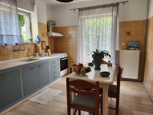 주방, Queen Aspri apartment 3' min to the beach! in 안티키라