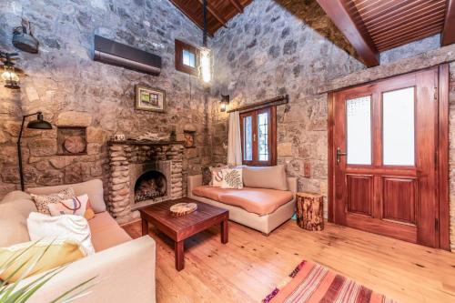 Chic Villa w Fireplace 3 min to Beach in Bodrum - Accommodation - Bitez