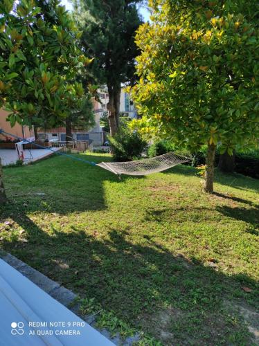 Appartamento con piscina e giardino