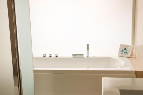 Queen Suite with Spa Bath image 2