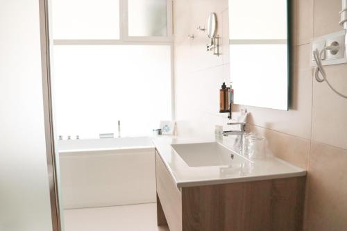 Queen Suite with Spa Bath image 1