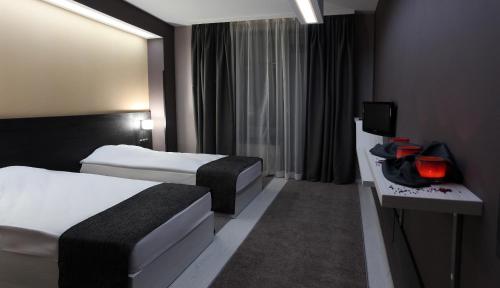 Hotel Idol - image 2
