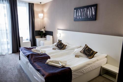 Hotel Idol - image 8