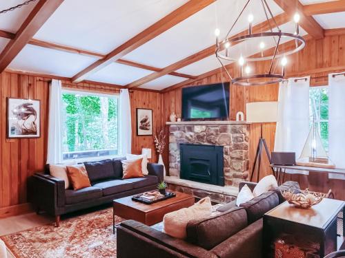 Stylish and Cozy Cabin, Walking Distance to Big Bass Lake - Gouldsboro