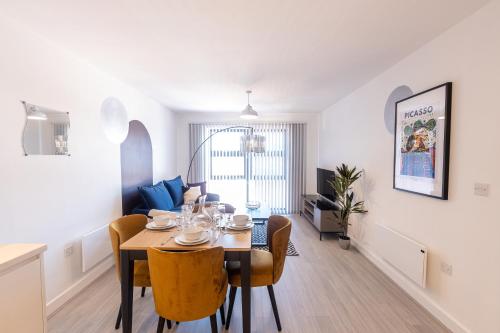 Pristine 1 and 2 bedroom apartments near business district, walking distance to city centre, free internet & complimentary parking by Sojo Stay