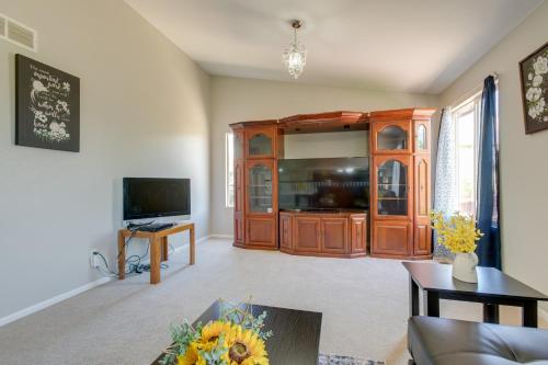 Spacious Aurora Home 20 Mi to Downtown Denver! Spacious Aurora Home 20 Mi to Downtown Denver!