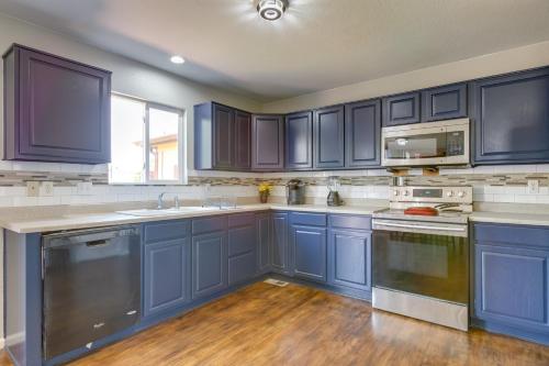 Spacious Aurora Home 20 Mi to Downtown Denver! Spacious Aurora Home 20 Mi to Downtown Denver!